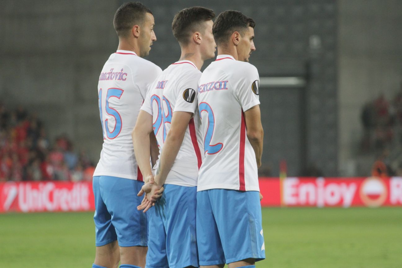 לעבור את החומה הרומנית. שחקני סטיאווה בטרנר לפני שבועיים (צילום: בן בודה)